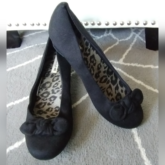 American Eagle Faux Suede Black Bow Wedges - Picture 4 of 14